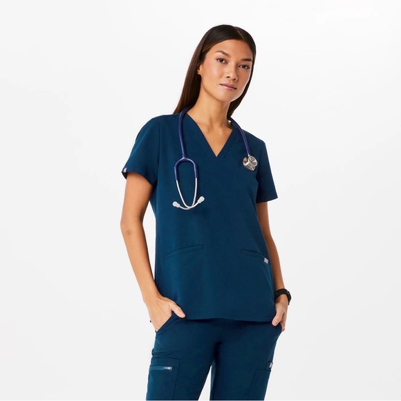BRAND NEW! Figs Casma Three-Pocket Scrub Top - Picture 1 of 8